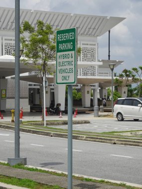 Kuala Lumpur, Malezya-17 Mayıs 2018: tabela otopark çok hibrit ve elektrikli araçlar sadece için için. Özel otopark tahsis etmek için kullanıcı kim yeşil araba ve çevre dostu kampanya destek.  