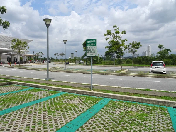 クアラルンプール マレーシア 2018 ハイブリッド 電気自動車のみ駐車場の看板 特別な駐車場をグリーン車と環境優しいキャンペーン サポート ユーザーに割り当てる — ストック写真