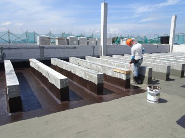 Kuala Lumpur, Malezya-25 Haziran 2017: Betonarme döşeme üzerine inşaat işçileri tarafından uygulanan membran su yalıtımı. Su betonarme döşeme altına girmesini önlemek için su yalıtım katmanı. 