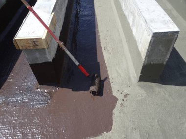 Kuala Lumpur, Malezya-25 Haziran 2017: Betonarme döşeme üzerine inşaat işçileri tarafından uygulanan membran su yalıtımı. Su betonarme döşeme altına girmesini önlemek için su yalıtım katmanı. 