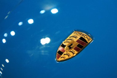 Kuala Lumpur, Malezya-25 Kasım 2018: Porsche araba logoları ve amblem, araba vücut. Volkswagen tarafından sahip olunan ve Almanya yüksek performanslı spor otomobil üretimi. 