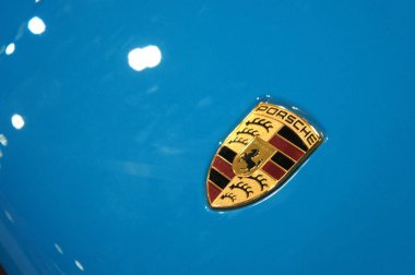 Kuala Lumpur, Malezya-25 Kasım 2018: Porsche araba logoları ve amblem, araba vücut. Volkswagen tarafından sahip olunan ve Almanya yüksek performanslı spor otomobil üretimi. 