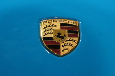 Kuala Lumpur, Malezya-25 Kasım 2018: Porsche araba logoları ve amblem, araba vücut. Volkswagen tarafından sahip olunan ve Almanya yüksek performanslı spor otomobil üretimi. 