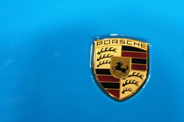 Kuala Lumpur, Malezya-25 Kasım 2018: Porsche araba logoları ve amblem, araba vücut. Volkswagen tarafından sahip olunan ve Almanya yüksek performanslı spor otomobil üretimi. 
