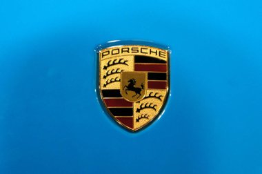 Kuala Lumpur, Malezya-25 Kasım 2018: Porsche araba logoları ve amblem, araba vücut. Volkswagen tarafından sahip olunan ve Almanya yüksek performanslı spor otomobil üretimi. 