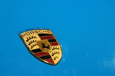 Kuala Lumpur, Malezya-25 Kasım 2018: Porsche araba logoları ve amblem, araba vücut. Volkswagen tarafından sahip olunan ve Almanya yüksek performanslı spor otomobil üretimi. 
