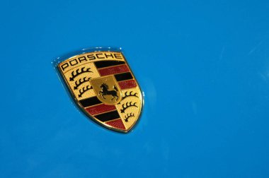 Kuala Lumpur, Malezya-25 Kasım 2018: Porsche araba logoları ve amblem, araba vücut. Volkswagen tarafından sahip olunan ve Almanya yüksek performanslı spor otomobil üretimi. 