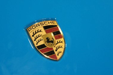 Kuala Lumpur, Malezya-25 Kasım 2018: Porsche araba logoları ve amblem, araba vücut. Volkswagen tarafından sahip olunan ve Almanya yüksek performanslı spor otomobil üretimi. 