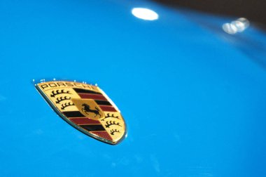 Kuala Lumpur, Malezya-25 Kasım 2018: Porsche araba logoları ve amblem, araba vücut. Volkswagen tarafından sahip olunan ve Almanya yüksek performanslı spor otomobil üretimi. 