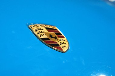 Kuala Lumpur, Malezya-25 Kasım 2018: Porsche araba logoları ve amblem, araba vücut. Volkswagen tarafından sahip olunan ve Almanya yüksek performanslı spor otomobil üretimi. 