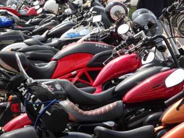 Kuala Lumpur, Malezya-16 Aralık 2017: Grup büyük bisiklet ve süper bisiklet rastgele açık otopark.   