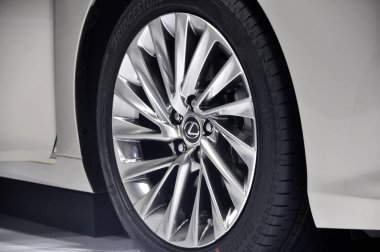 Kuala Lumpur, Malezya - 24 Kasım 2018: Lexus araba marka amblemi ve logolar. Lexus lüks ve premium Japon otomobil üreticisi Toyota markasıdır. 