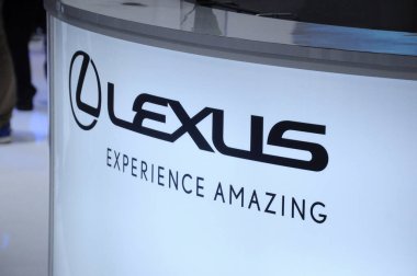 Kuala Lumpur, Malezya - 24 Kasım 2018: Lexus araba marka amblemi ve logolar. Lexus lüks ve premium Japon otomobil üreticisi Toyota markasıdır. 