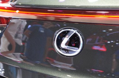 Kuala Lumpur, Malezya - 24 Kasım 2018: Lexus araba marka amblemi ve logolar. Lexus lüks ve premium Japon otomobil üreticisi Toyota markasıdır. 