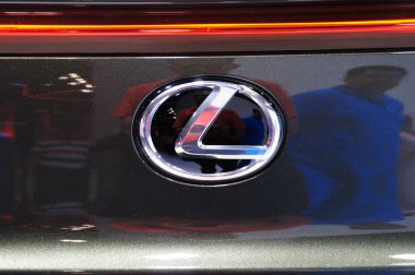 Kuala Lumpur, Malezya - 24 Kasım 2018: Lexus araba marka amblemi ve logolar. Lexus lüks ve premium Japon otomobil üreticisi Toyota markasıdır. 
