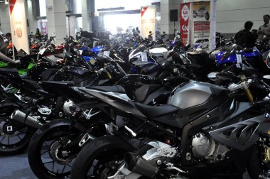 Kuala Lumpur, Malezya-19 Haziran 2017: büyük bisiklet motosiklet ekran büyük showroom. Bazıları hala sıfırdan kendi vücudu korumak için plastik ambalaj içinde motosiklet. 
