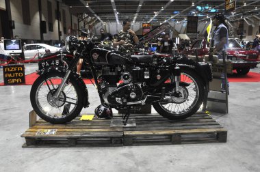 Kuala Lumpur, Malezya-19 Haziran 2017: büyük bisiklet motosiklet ekran büyük showroom. Bazıları hala sıfırdan kendi vücudu korumak için plastik ambalaj içinde motosiklet. 