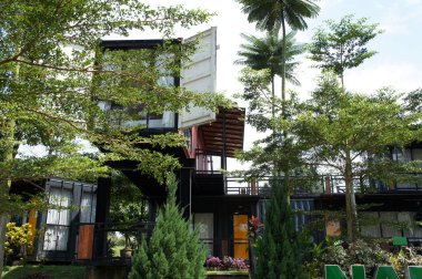 Kuala Lumpur, Malezya-03 Aralık 2018: yenilemek nakliye konteynerinden yapılmış konut ev. Güzel manzara ile çevrili. 