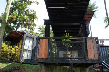 Kuala Lumpur, Malezya-03 Aralık 2018: yenilemek nakliye konteynerinden yapılmış konut ev. Güzel manzara ile çevrili. 