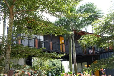 Kuala Lumpur, Malezya-03 Aralık 2018: yenilemek nakliye konteynerinden yapılmış konut ev. Güzel manzara ile çevrili. 