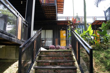 Kuala Lumpur, Malezya-03 Aralık 2018: yenilemek nakliye konteynerinden yapılmış konut ev. Güzel manzara ile çevrili. 