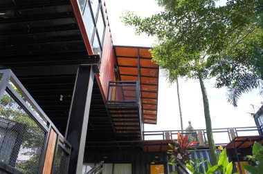 Kuala Lumpur, Malezya-03 Aralık 2018: yenilemek nakliye konteynerinden yapılmış konut ev. Güzel manzara ile çevrili. 