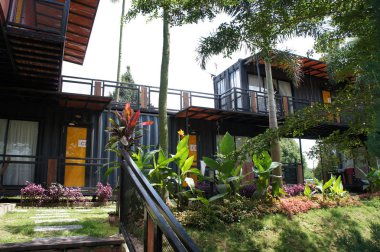 Kuala Lumpur, Malezya-03 Aralık 2018: yenilemek nakliye konteynerinden yapılmış konut ev. Güzel manzara ile çevrili. 