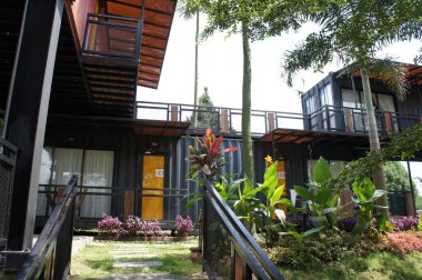 Kuala Lumpur, Malezya-03 Aralık 2018: yenilemek nakliye konteynerinden yapılmış konut ev. Güzel manzara ile çevrili. 