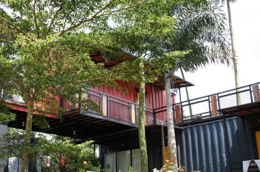 Kuala Lumpur, Malezya-03 Aralık 2018: yenilemek nakliye konteynerinden yapılmış konut ev. Güzel manzara ile çevrili. 