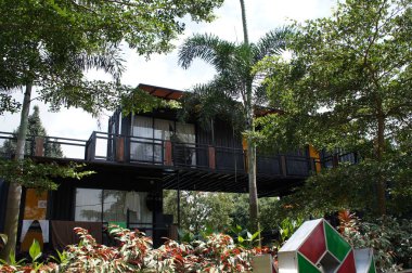 Kuala Lumpur, Malezya-03 Aralık 2018: yenilemek nakliye konteynerinden yapılmış konut ev. Güzel manzara ile çevrili. 