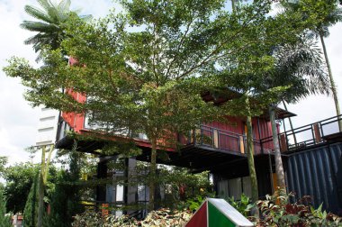 Kuala Lumpur, Malezya-03 Aralık 2018: yenilemek nakliye konteynerinden yapılmış konut ev. Güzel manzara ile çevrili. 