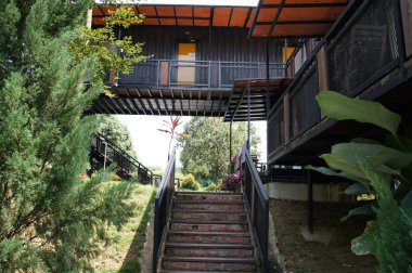 Kuala Lumpur, Malezya-03 Aralık 2018: yenilemek nakliye konteynerinden yapılmış konut ev. Güzel manzara ile çevrili. 