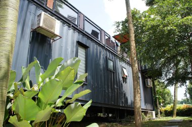 Kuala Lumpur, Malezya-03 Aralık 2018: yenilemek nakliye konteynerinden yapılmış konut ev. Güzel manzara ile çevrili. 