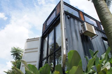 Kuala Lumpur, Malezya-03 Aralık 2018: yenilemek nakliye konteynerinden yapılmış konut ev. Güzel manzara ile çevrili. 