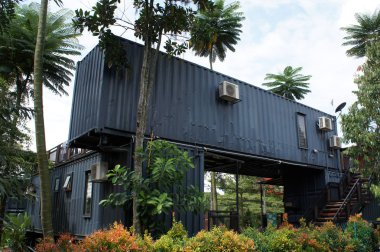 Kuala Lumpur, Malezya-03 Aralık 2018: yenilemek nakliye konteynerinden yapılmış konut ev. Güzel manzara ile çevrili. 