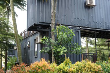 Kuala Lumpur, Malezya-03 Aralık 2018: yenilemek nakliye konteynerinden yapılmış konut ev. Güzel manzara ile çevrili. 