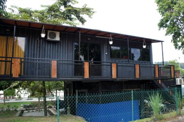 Kuala Lumpur, Malezya-03 Aralık 2018: yenilemek nakliye konteynerinden yapılmış konut ev. Güzel manzara ile çevrili. 