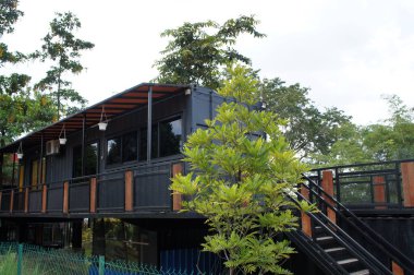 Kuala Lumpur, Malezya-03 Aralık 2018: yenilemek nakliye konteynerinden yapılmış konut ev. Güzel manzara ile çevrili. 