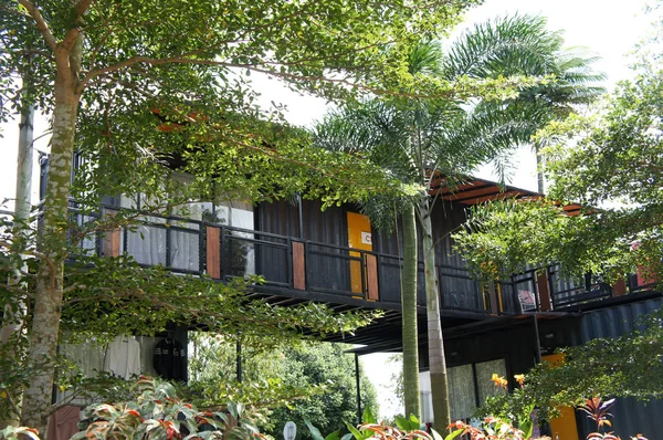 Kuala Lumpur, Malezya-03 Aralık 2018: yenilemek nakliye konteynerinden yapılmış konut ev. Güzel manzara ile çevrili. 