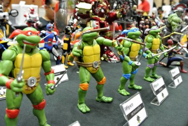 Kuala Lumpur, Malezya-23 Ağustos 2018: seçili kurgusal eylem rakam karakterinin Teenage Mutant Ninja kaplumbağa duruldu. Toplayıcı masa için halk tarafından görüntülenen. 