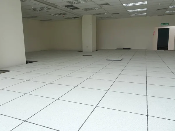 建物の中の床システムを発生させます サービス ルーム エリア内が 床の下のスペースを与えることは通常インストール — ストック写真