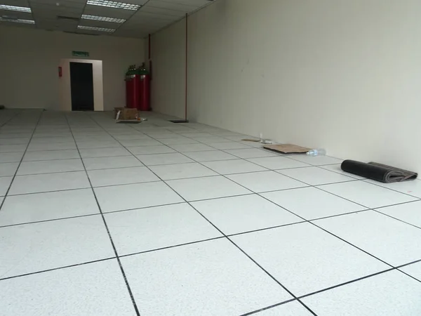 建物の中の床システムを発生させます サービス ルーム エリア内が 床の下のスペースを与えることは通常インストール — ストック写真