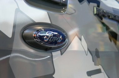 Kuala Lumpur, Malezya - 24 Kasım 2018: Ford araba marka amblemi ve logos adlı araba vücut. Ford Japonya tarafından üretilen tüketiciler araç marka olduğunu.  