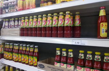 Kuala Lumpur, Malezya-04 Mart 2018: biber ve Domates sosuna Paketli Satılık net cam şişe. Süpermarkette metal raf üzerinde görüntülenen. 