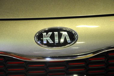 Kuala Lumpur, Malezya-26 Kasım 2018: Kia araba ticari amblemi ve marka logosu. Modern ve yüksek teknoloji araba Güney Kore ünlü otomobil üretimi tarafından inşa.   