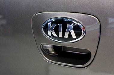 Kuala Lumpur, Malezya-26 Kasım 2018: Kia araba ticari amblemi ve marka logosu. Modern ve yüksek teknoloji araba Güney Kore ünlü otomobil üretimi tarafından inşa.   