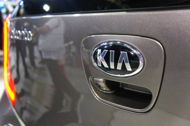 Kuala Lumpur, Malezya-26 Kasım 2018: Kia araba ticari amblemi ve marka logosu. Modern ve yüksek teknoloji araba Güney Kore ünlü otomobil üretimi tarafından inşa.   