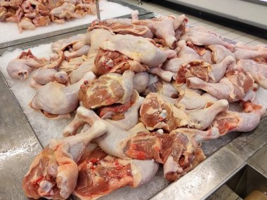 Çiğ tavuk kestim. Satılık buzlu bir tepsi koymak.