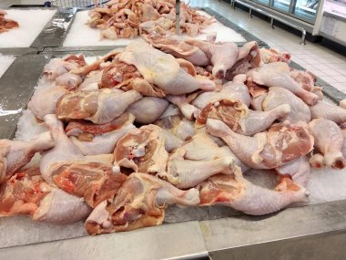 Çiğ tavuk kestim. Satılık buzlu bir tepsi koymak.