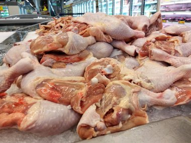 Çiğ tavuk kestim. Satılık buzlu bir tepsi koymak.